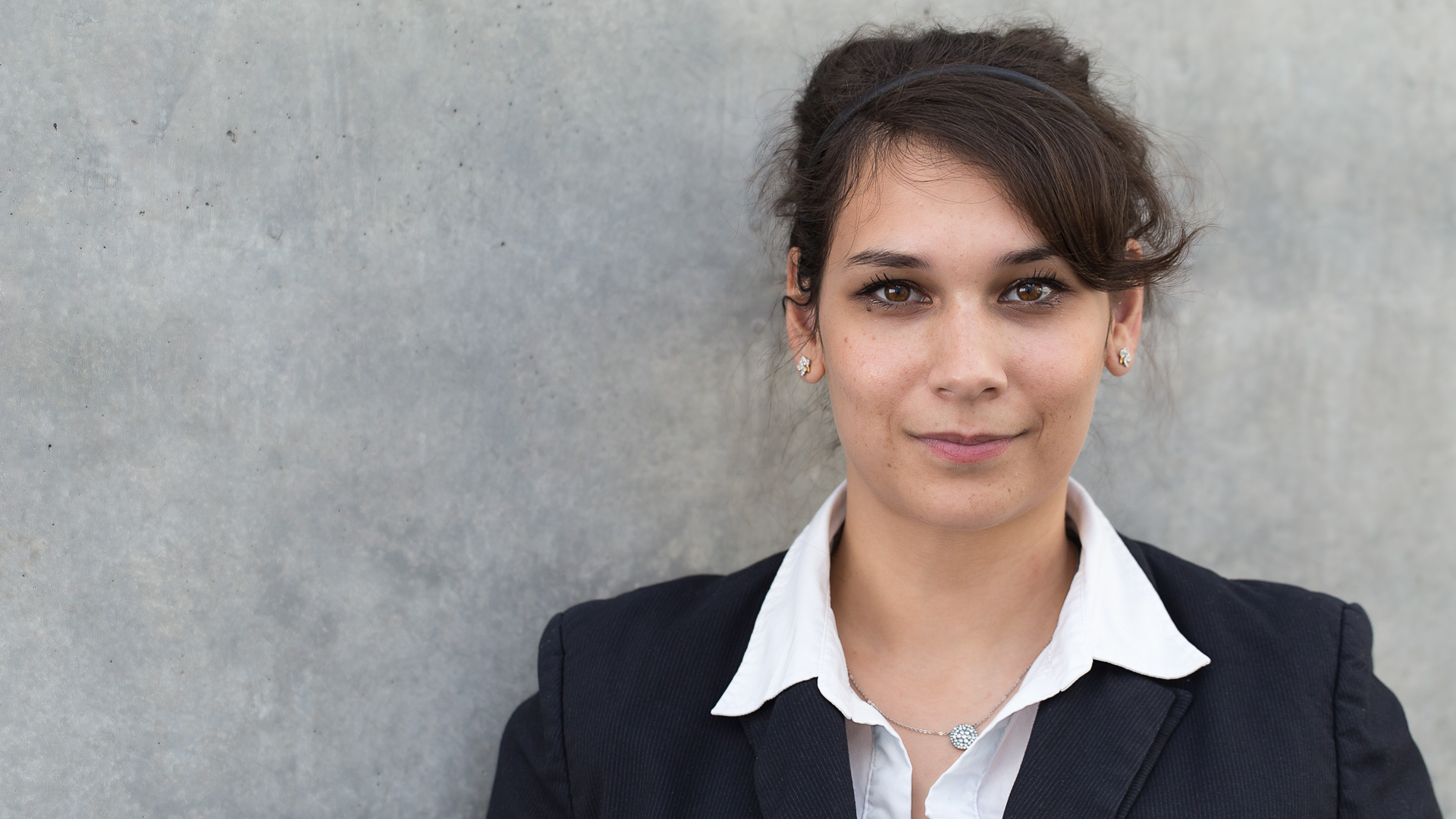 photo-genic: Portraitfotografie – Businessfotografie photo-genic Business Portrait: Geschäftsfrau stehend vor grauer Wand