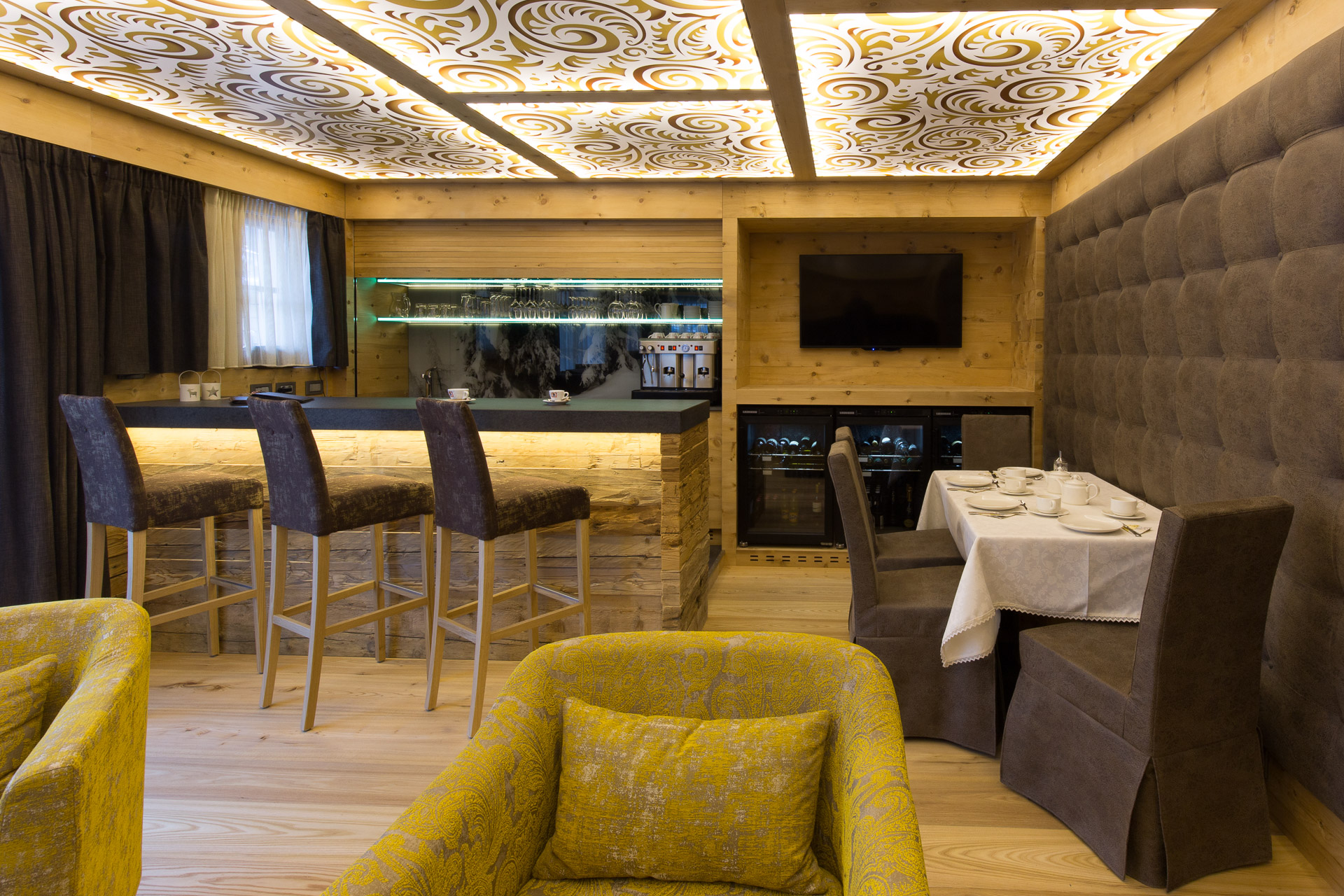 Hotelfotografie: Frühstücksraum mit Bar und Sessel