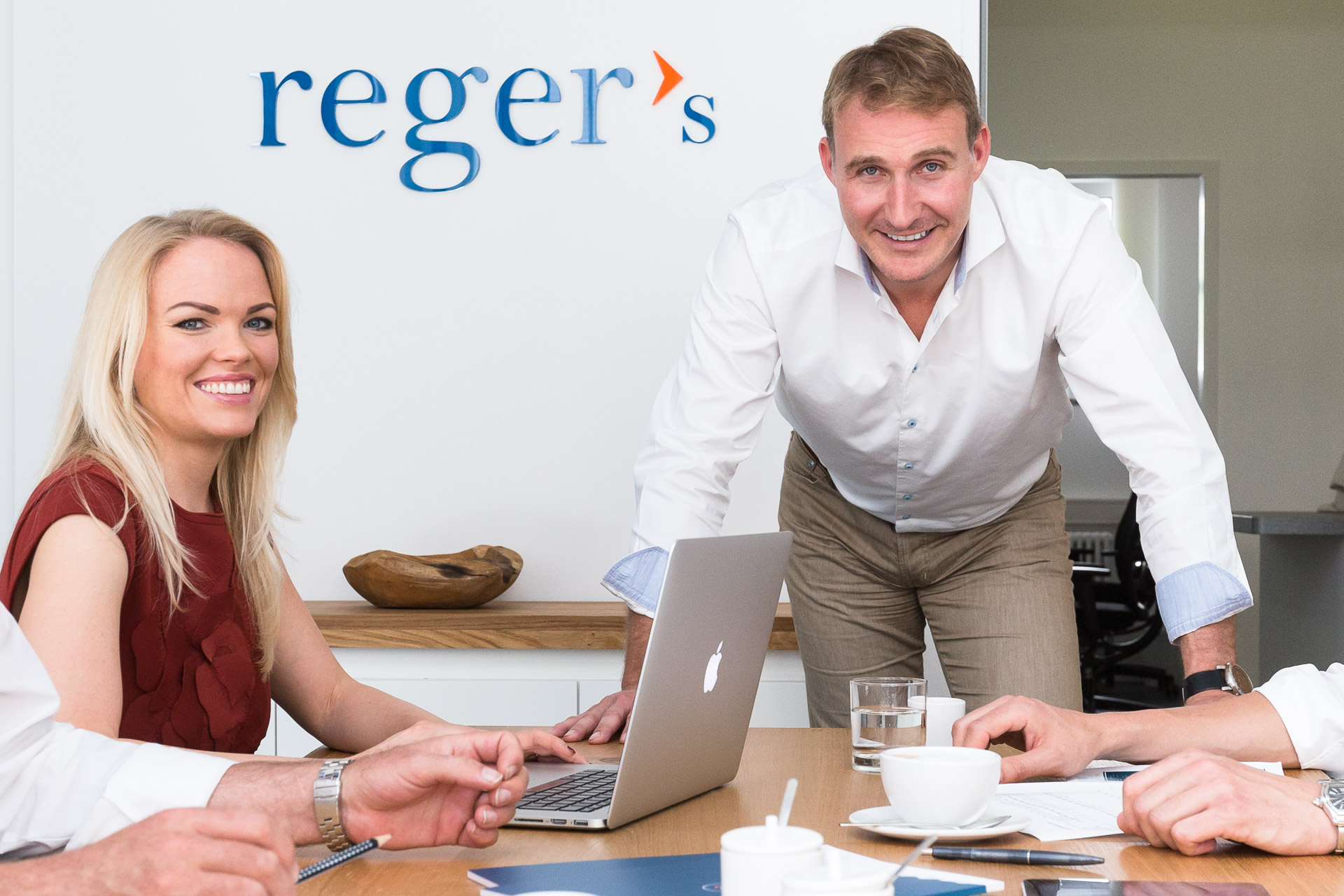 Businessfotografie: Kollegen haben Spaß bei der Teambesprechung
