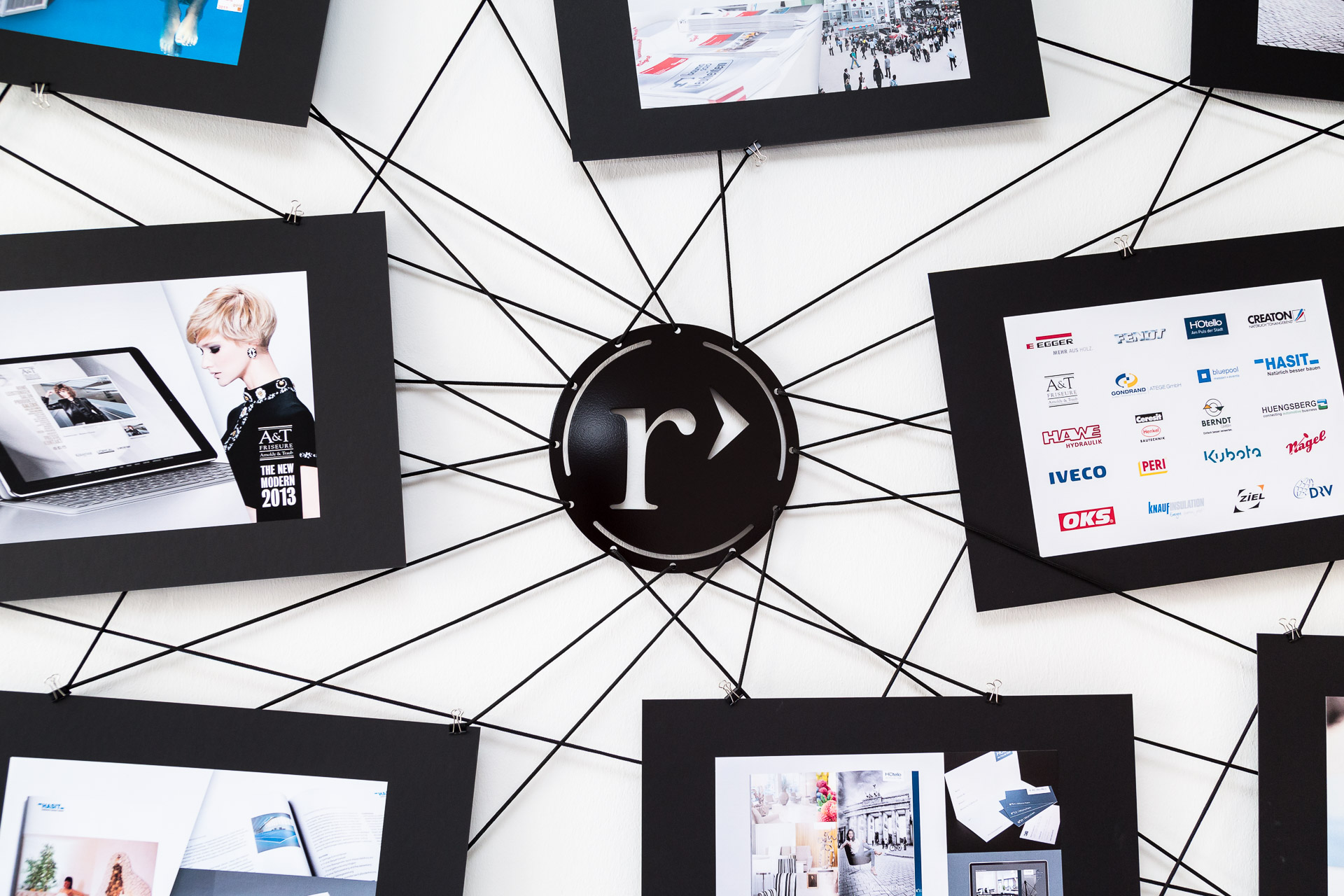 Wandinstallation mit Charts und Grafiken in einer Werbeagentur. Produktfotografie und Images von photo-genic.