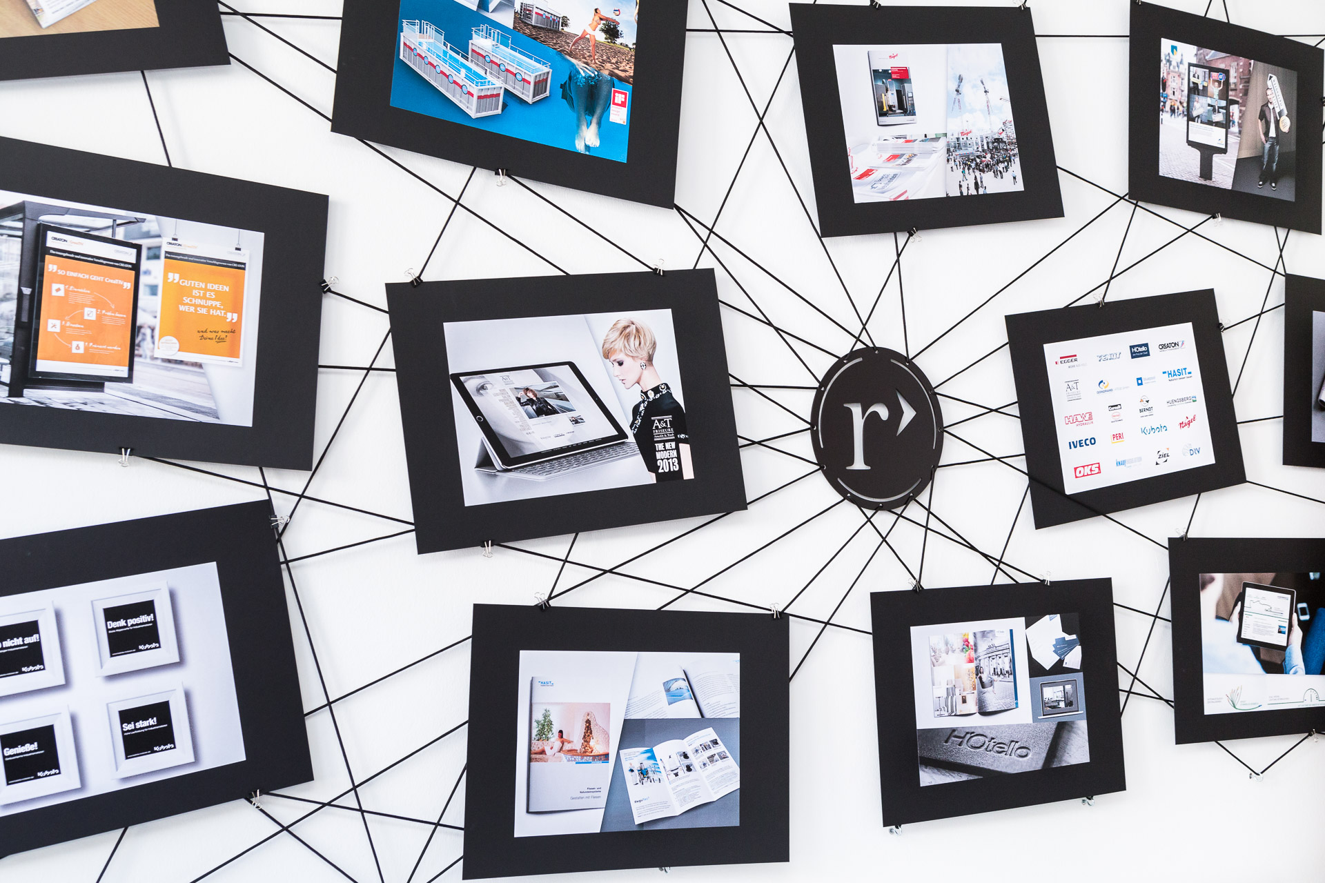 Wandinstallation mit Charts und Grafiken in einer Werbeagentur. Produktfotografie und Images von photo-genic.