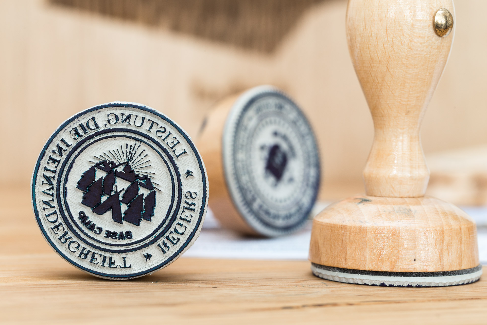 Holzstempel. Produktfotografie und Images von photo-genic.