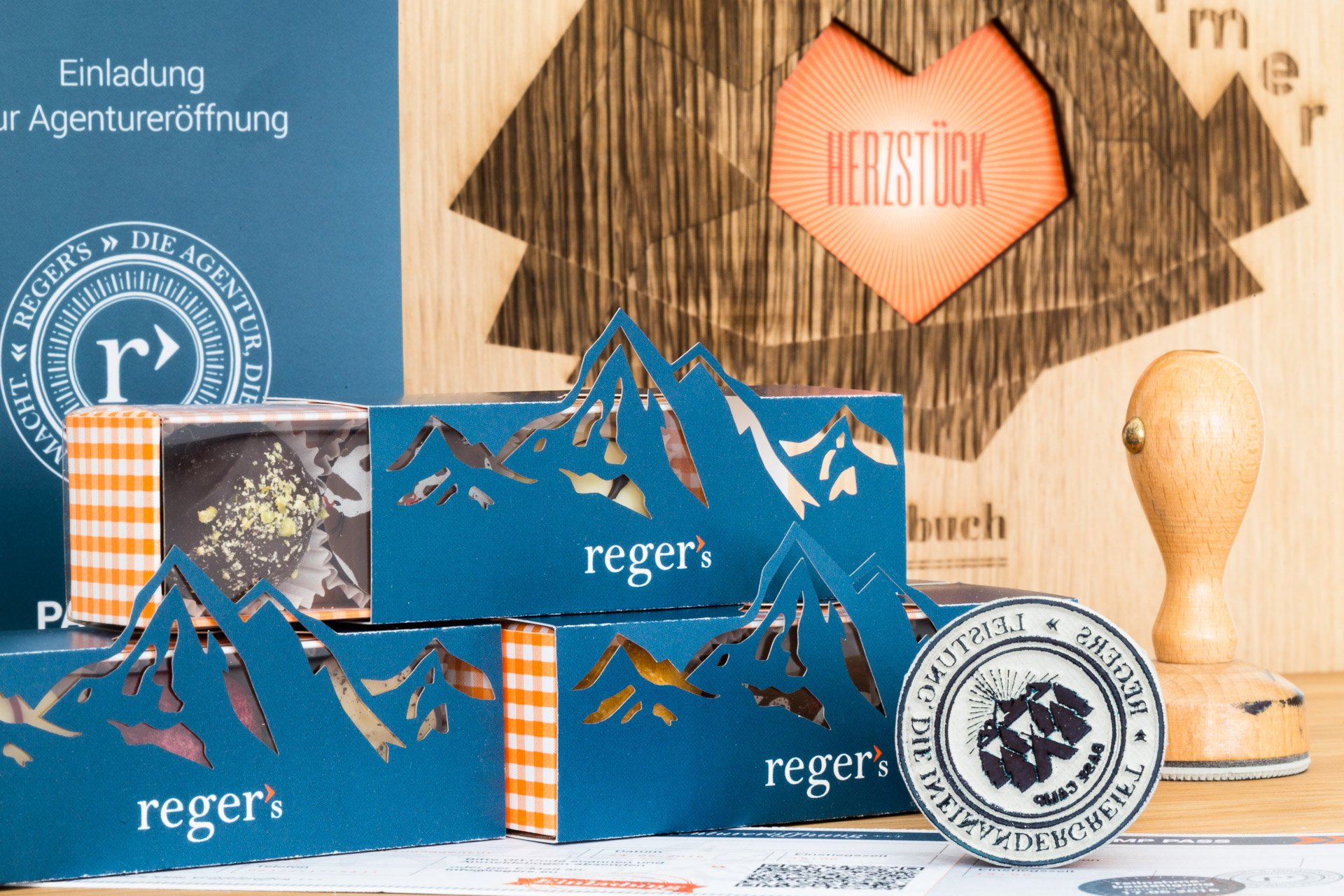 Werbematerialien zur Agentureröffnung: Gästepass, Gästebuch, Stempel, Pralinen im Corporate Design. Produktfotografie und Images von photo-genic.