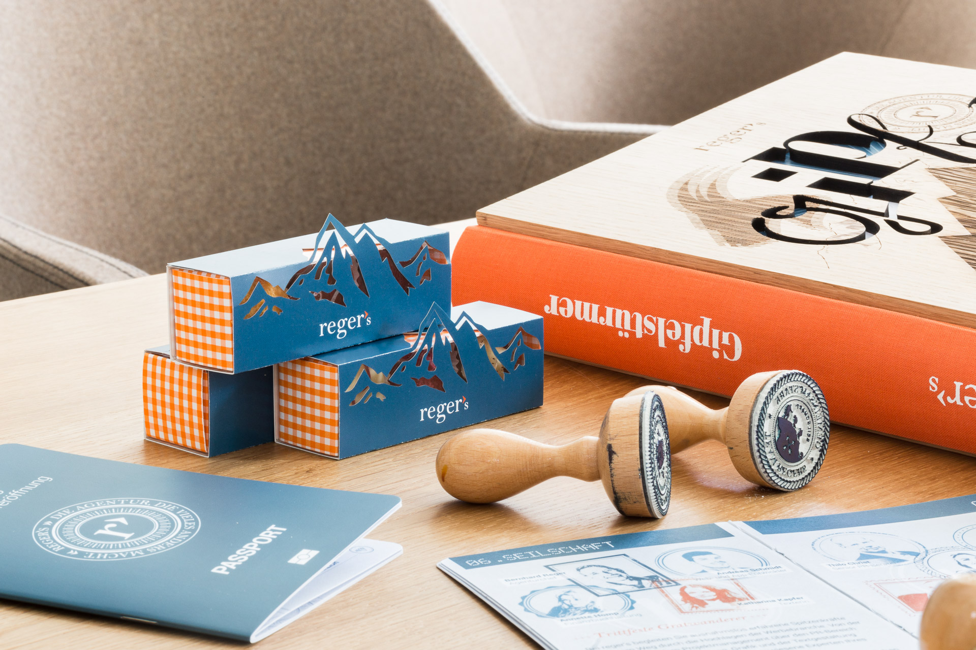 Werbematerialien zur Agentureröffnung: Gästepass, Gästebuch, Stempel, Pralinen im Corporate Design. Produktfotografie und Images von photo-genic.