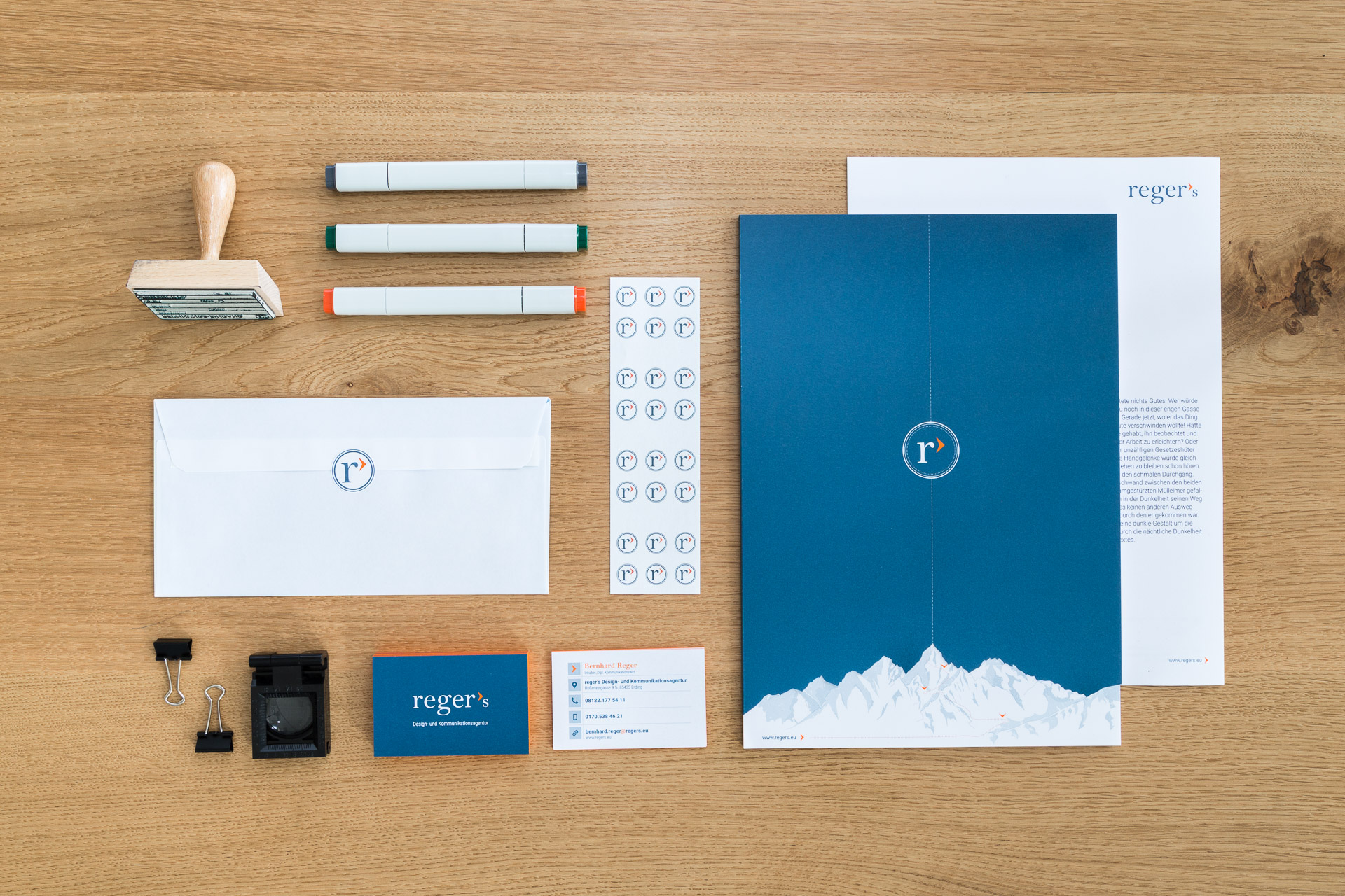 Geschäftsausstattung im Corporate Design: Logo, Visitenkarten, Briefumschläge, Mappen, Stempel, Aufkleber. Produktfotografie und Images von photo-genic.