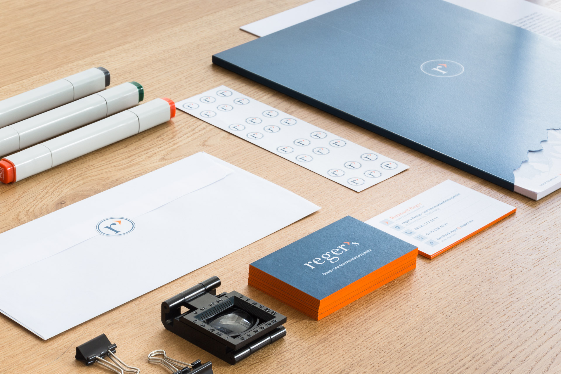 Geschäftsausstattung im Corporate Design: Logo, Visitenkarten, Briefumschläge, Mappen, Stempel, Aufkleber. Schreibblock in Mappe. Produktfotografie und Images von photo-genic.