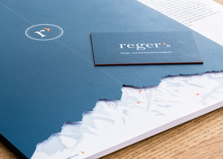 Geschäftsausstattung im Corporate Design: Schreibblock in Mappe und Visitenkarte. Produktfotografie und Images von photo-genic.