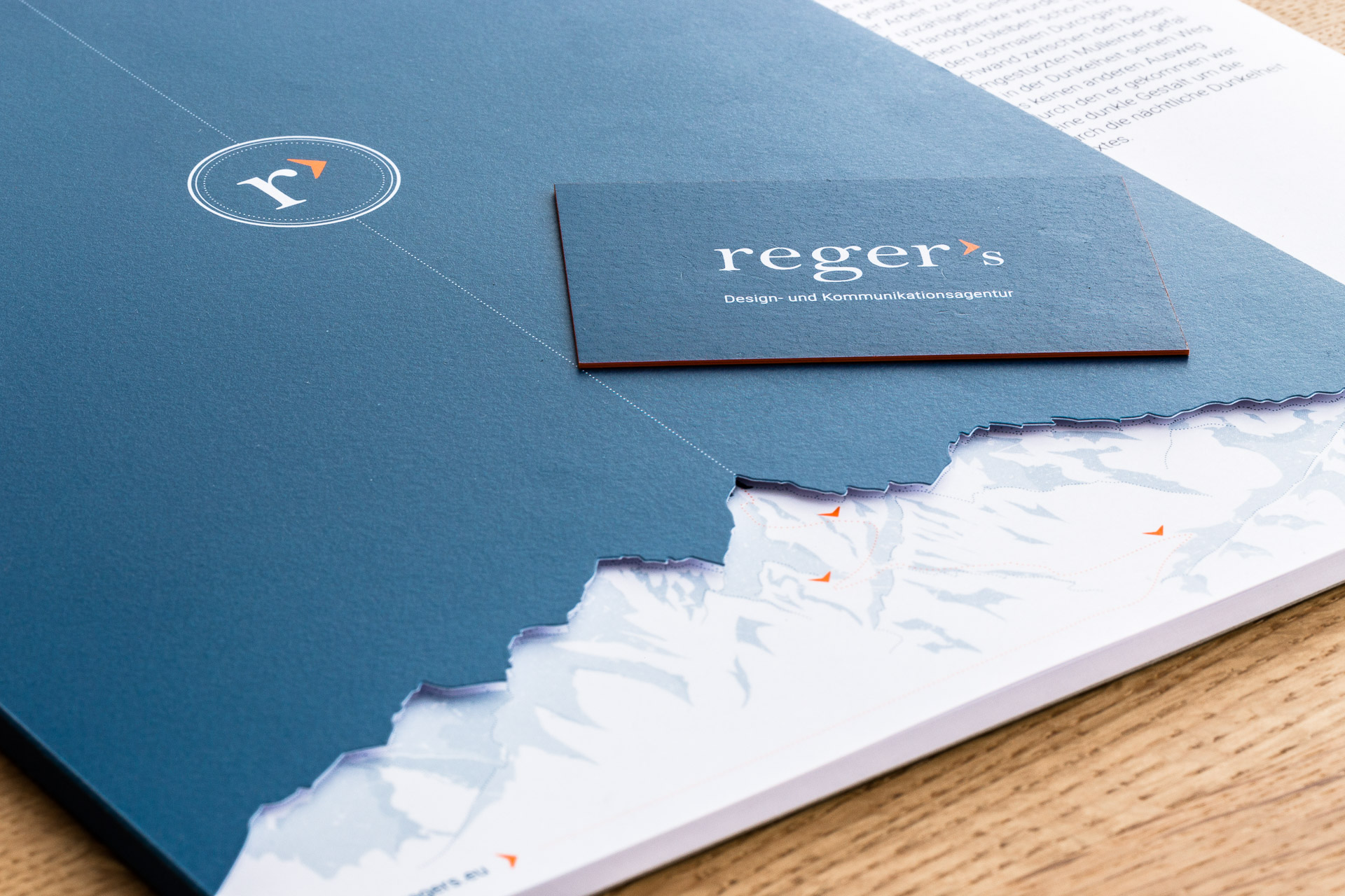 Geschäftsausstattung im Corporate Design: Schreibblock in Mappe und Visitenkarte. Produktfotografie und Images von photo-genic.
