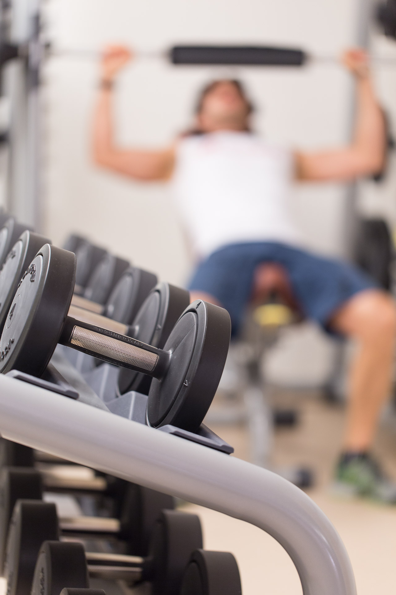 Hotelfotografie: Mann trainiert im Fitnessraum
