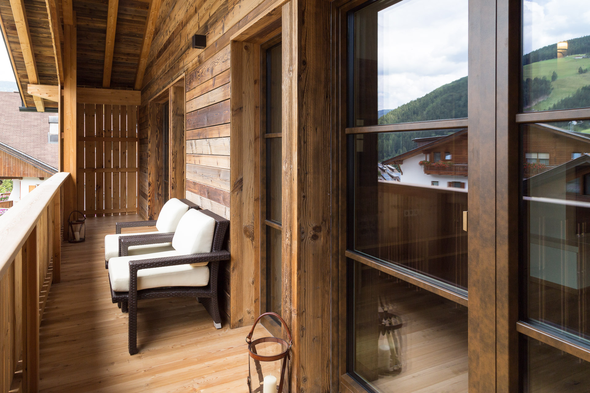 Balkon mit viel rustikalem Holz der Ferienwohnung St. Vigilio