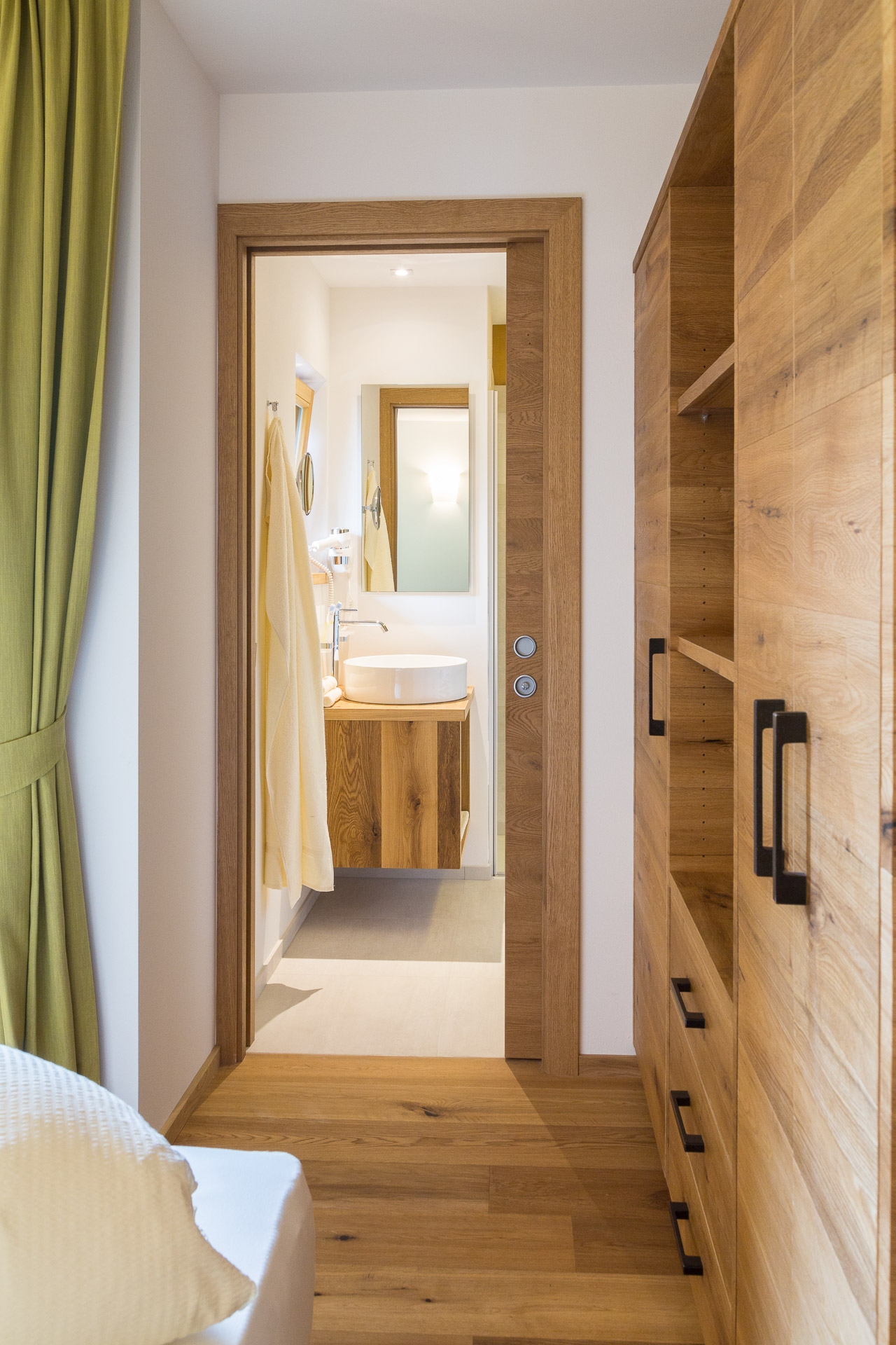 Schrankwand mit Blick in das Bad im Chalet St. Moritz