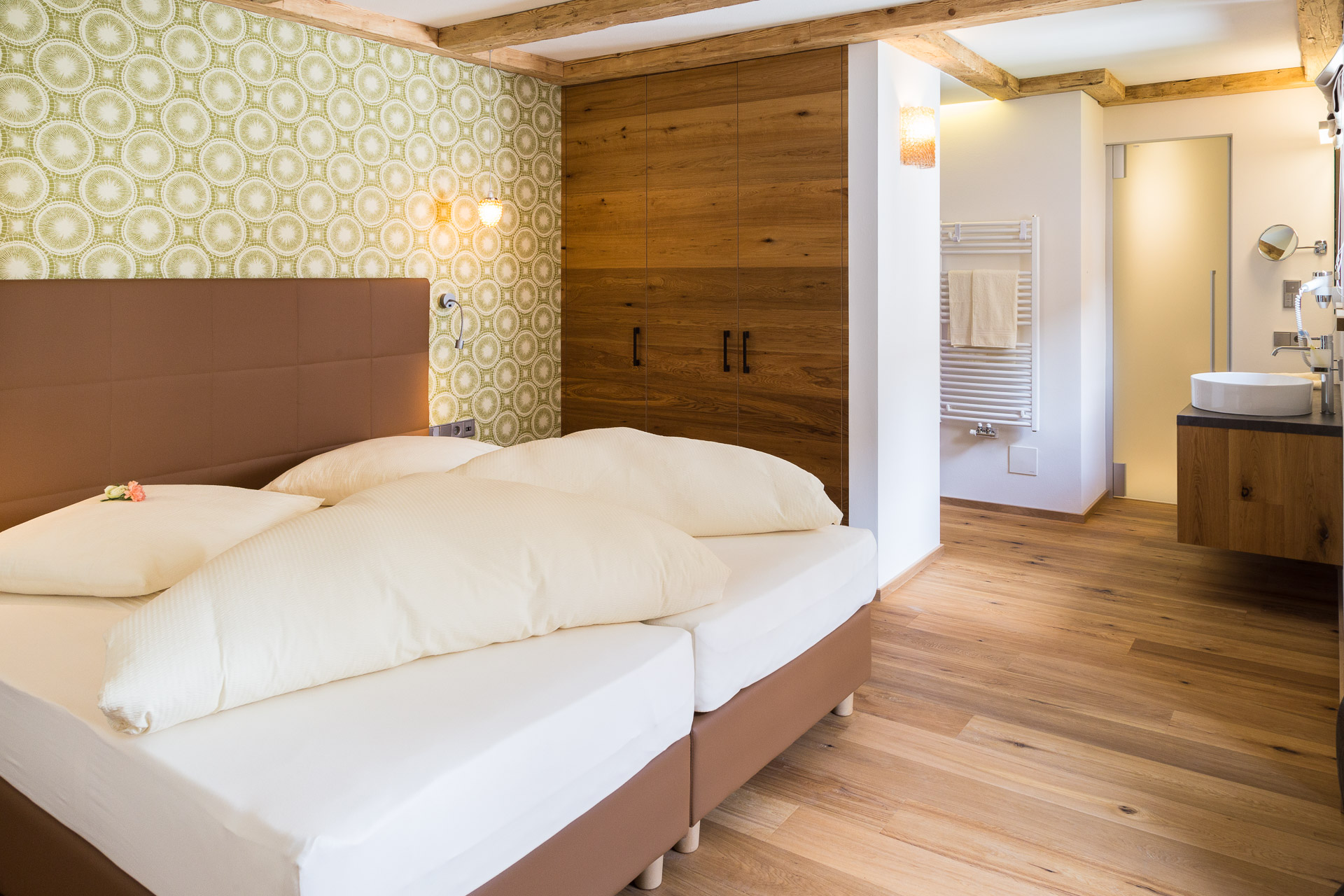 Schlafraum mit Doppelbett und offenen Bad