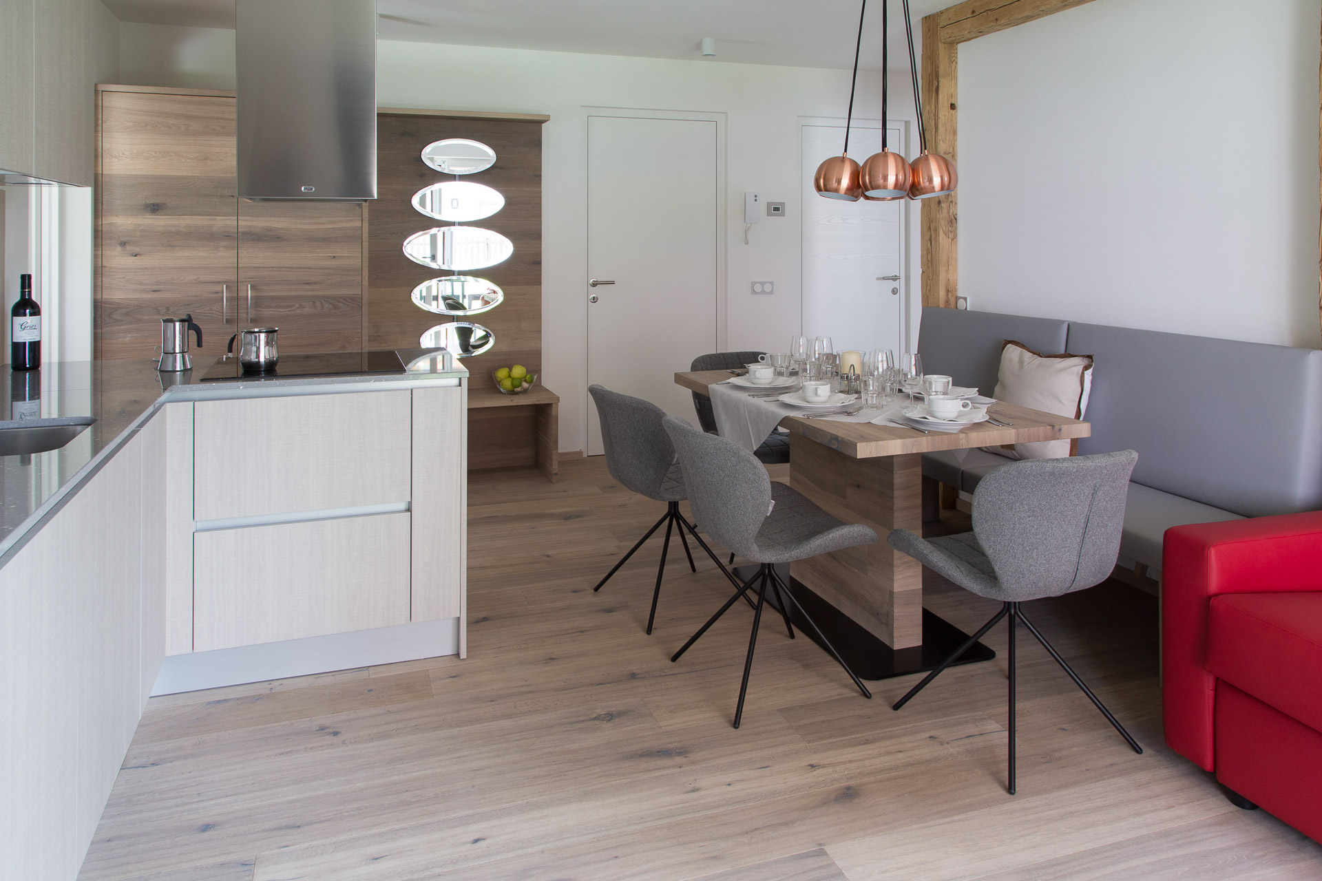 Hotelfotografie: Küsche und Wohnbereich im Chalet Courchevel.