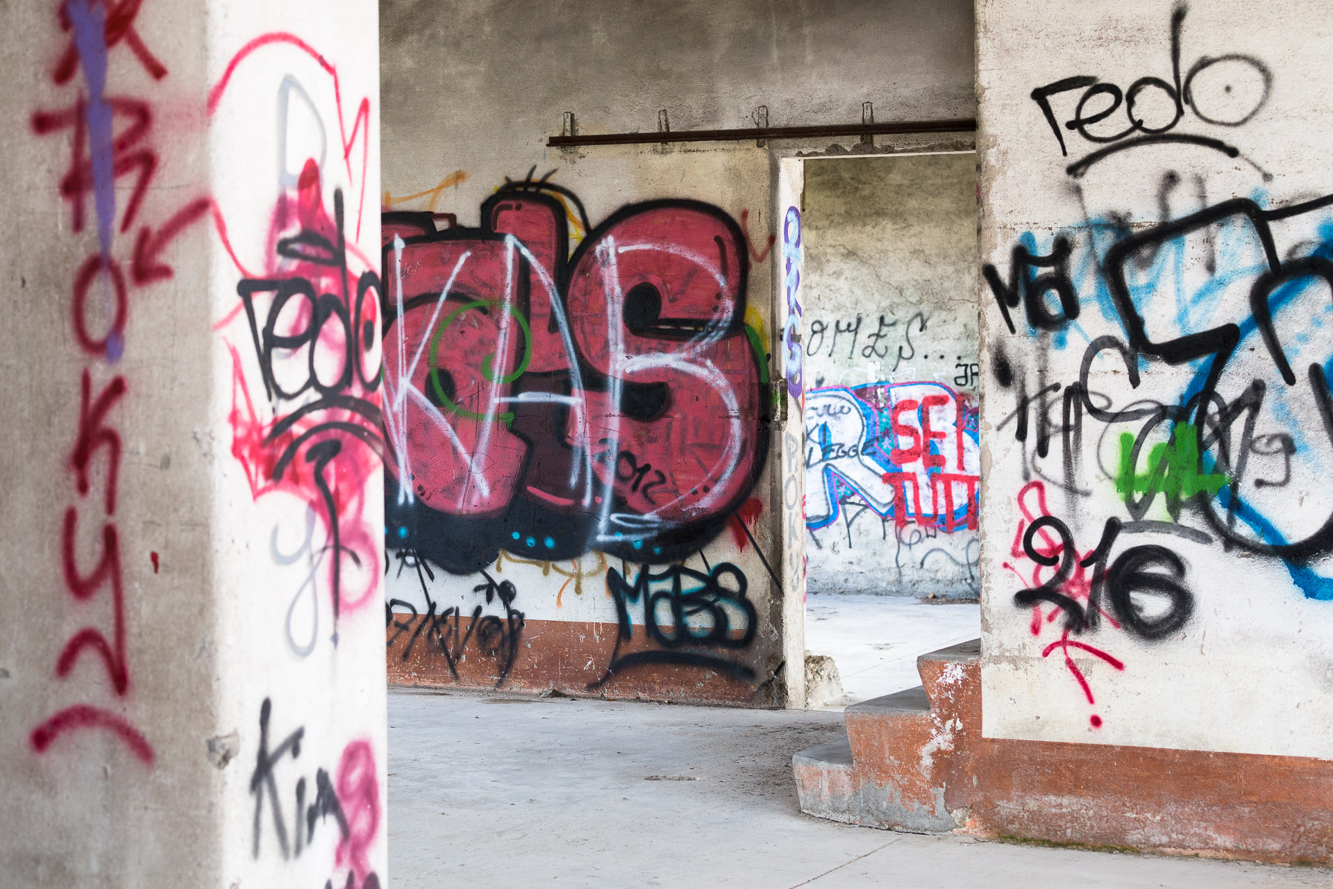 Graffitis an den Innenwänden eines verlassenen Gewerbebaus. Fotoreportage von photo-genic.