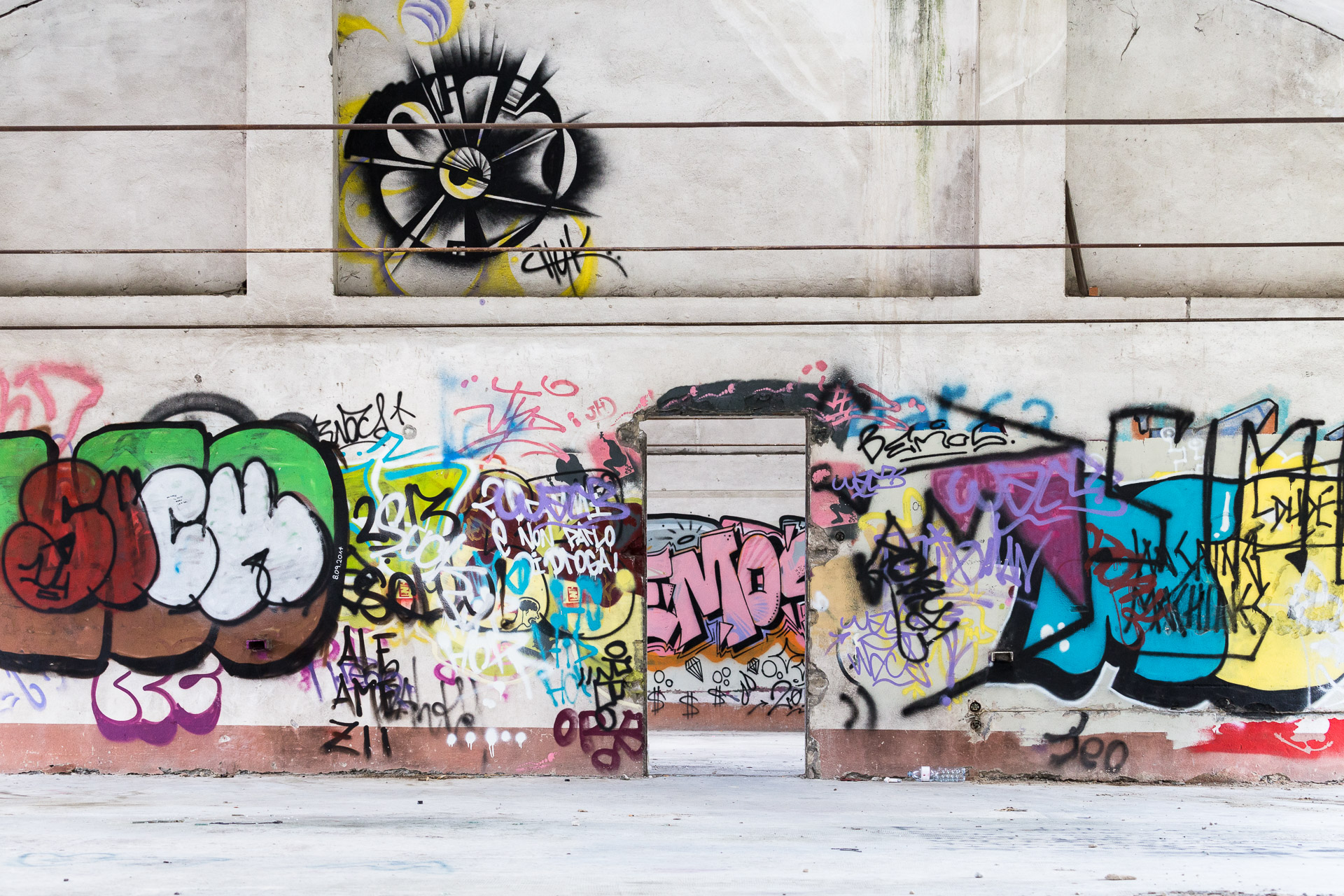 Graffitis an den Innenwänden eines verlassenen Gewerbebaus. Fotoreportage von photo-genic.