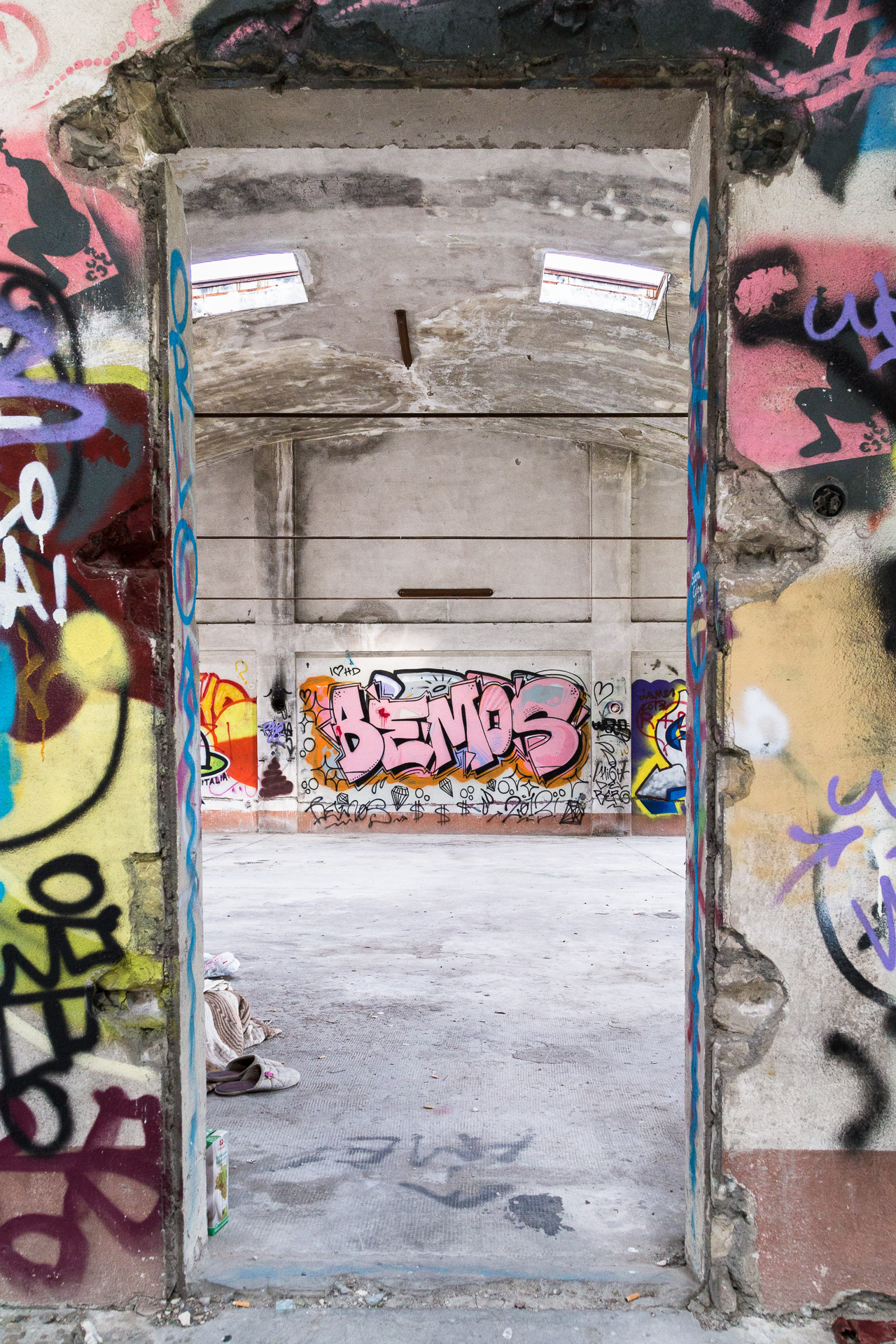 Verlassener Gewerbebau mit Graffitiwänden. Schlafstätte von Obdachlosen. Fotoreportage von photo-genic.
