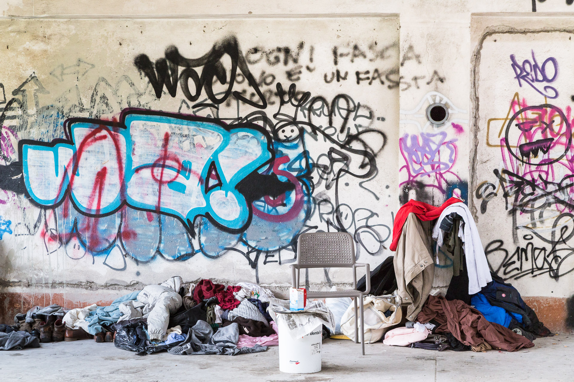 Verlassener Gewerbebau mit Graffitiwänden. Schlafstätte von Obdachlosen. Fotoreportage von photo-genic.