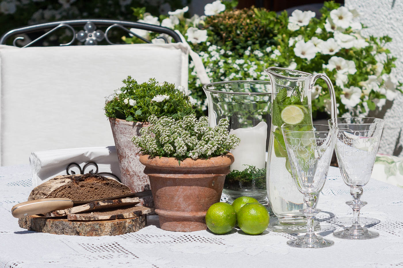 Rustikal gedeckter Terrassentisch